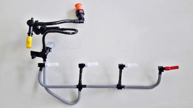 CM ENJEKTOR GERI DONUS HORTUMU C-MAX 08 15 FOCUS II 08 15 MONDEO IV 07 15 1.8D CONNECT 07 15 1.8 TDCI OEM: 4M5Q9K022AG-1521487-4M5Q9K022AF - CM 135036 kodlu oto yedek parça