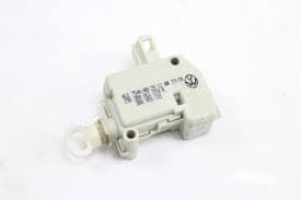 OEK BAGAJ MERKEZİ KİLİT MOTORU GOLF IV 97-05 PASSAT 96-00 IBIZA 02-09 -LEON-OCTAVIA 97 MERCEDES-BMW 3B0959781B-1M0959781A OEM: 3B0959781B-1M0959781A - OEK 3B0959781B kodlu oto yedek parça