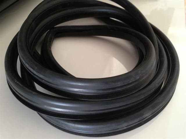 SOSA ARKA CAM LASTİĞİ R9 14109 7702188162 OEM: 7702188162 - SOSA 10039 kodlu oto yedek parça