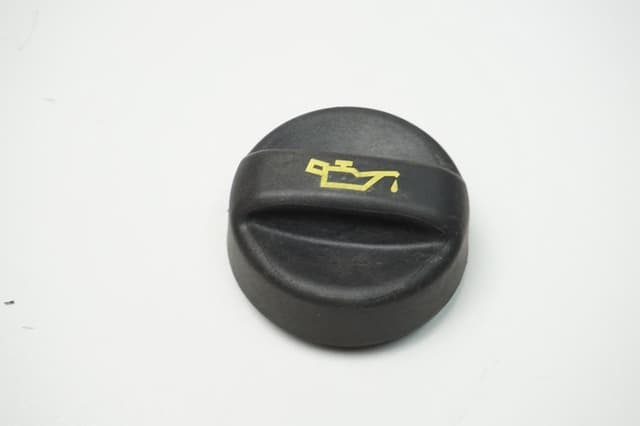 OEK MOTOR YAĞ DOLUM KAPAĞI P308 P3008 PARTNER TEPE P207 P508 P5008 EXPERT III JUMPY III SCUDO III C3 III DS3 DS5 C5 III C4 PICASSO DV6C P301 C ELYSSE FOCUS III 11 17 COURIER 14 1.6 TDCI DV6DTED OEM: 9675477380-1180.S5-AV6Q6766BA - OEK 1180.S5 kodlu oto yedek parça