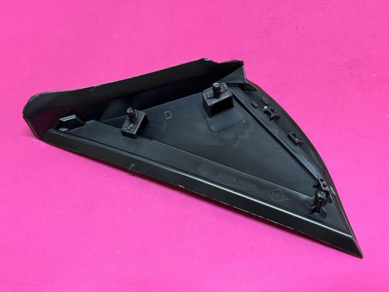 OEK AYNA KENAR BAKALİTİ SAĞ SİYAH RENAULT MEGANE IV 15 638744983R OEM: 638744983R - OEK 638744983R kodlu oto yedek parça görseli