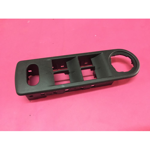 OEK CAM DÜĞMESİ ÇERÇEVESİ SOL ÖN CLIO 4 809618236R OEM: 809618236R - OEK 809618236R kodlu oto yedek parça görseli